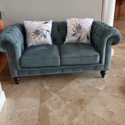 Love Seat  Excellent Condition 