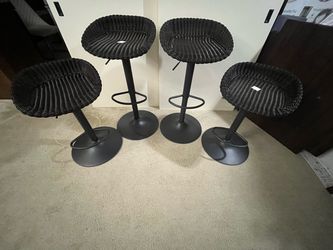 Portofino Airlift Barstool, 4-pack in like new condition! Only $160 for all 4. Great for outdoor!
