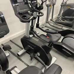 Life Fitness Club Series Plus Upright Bike w/ SL Console for Home Gym