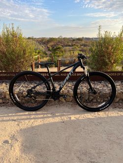 Giant Talon 29’ Mountain Bike MTB – size Small – Maxxis Tires – Disc Brakes