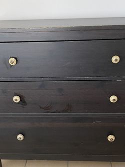 Refurbished Dresser - New Knobs - Lots Of Space In Drawers