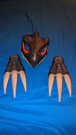 Jurassic World dinosaur mask and claws