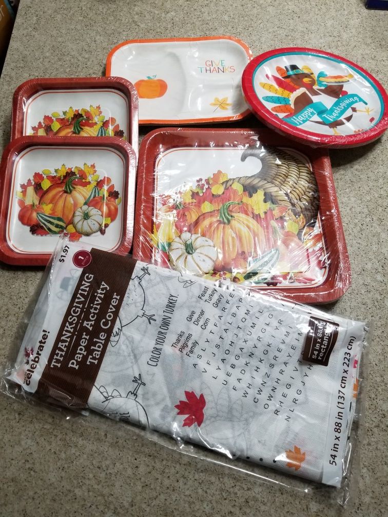 Thanksgiving paper plates and more. 6 items package.