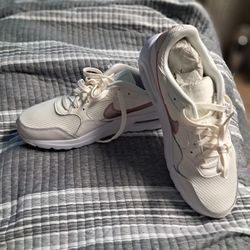 New Womans Size 9 Nike Shoes