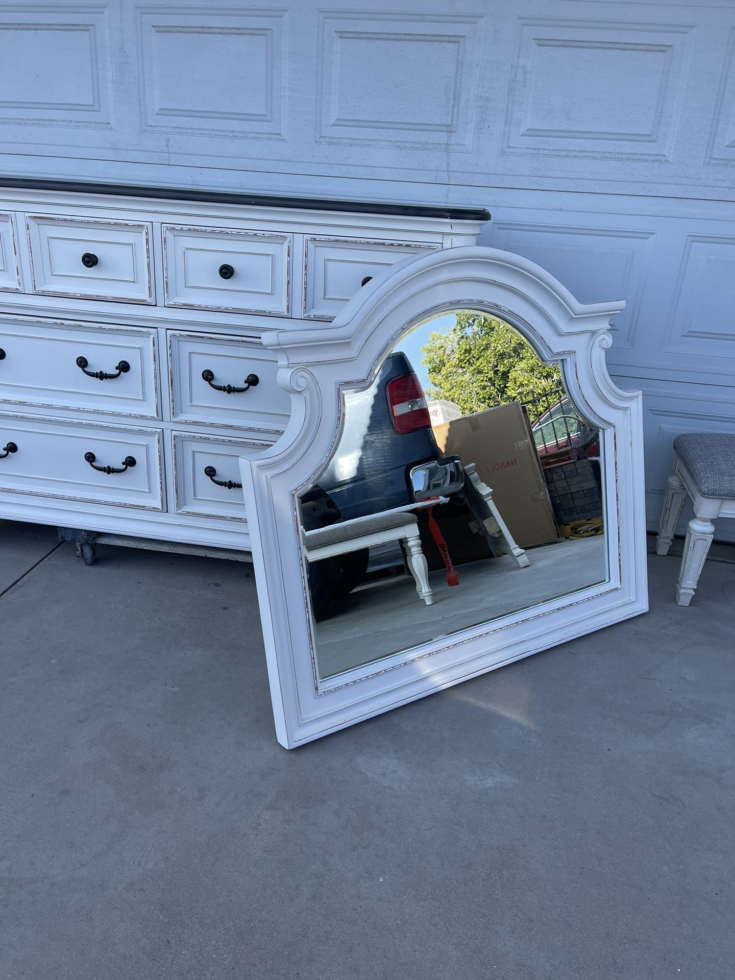 Beautiful Scarlet Off White Vintage Dresser With Mirror 