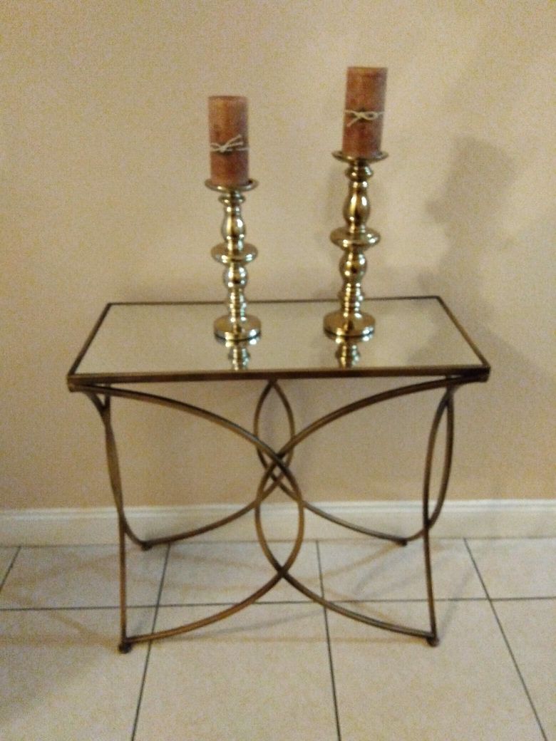 Mesa modernA dorada con dos candelabros $100