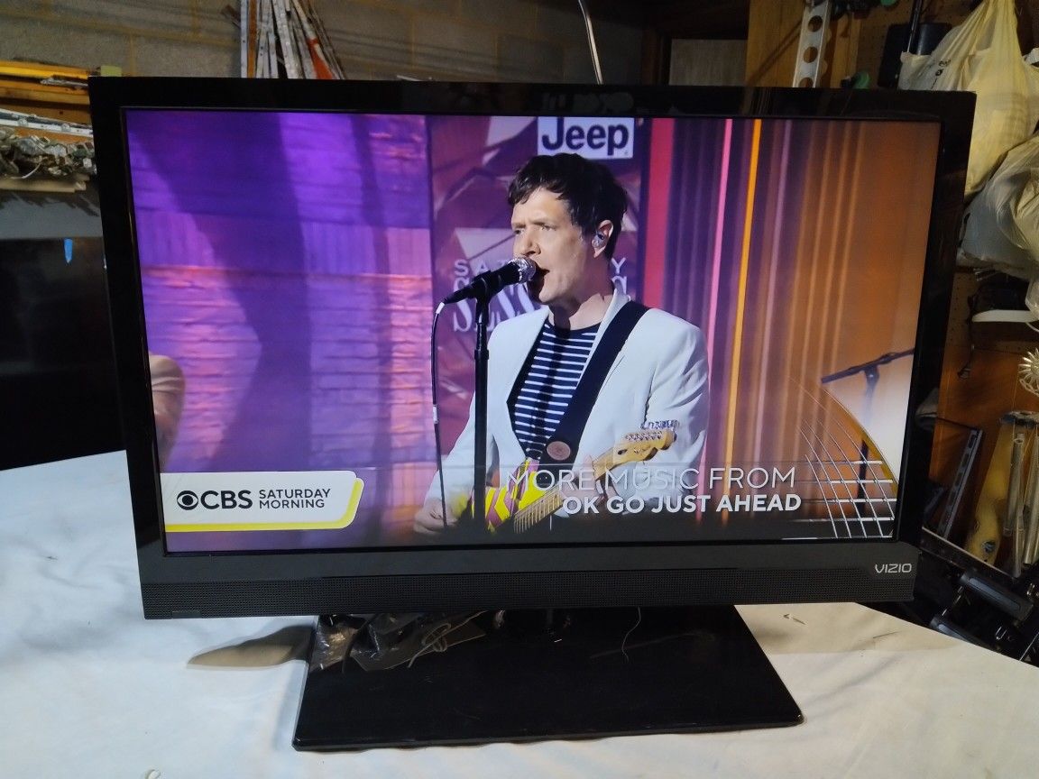 VIZIO 24" HD TV/MONITOR WITH SWIVEL STAND