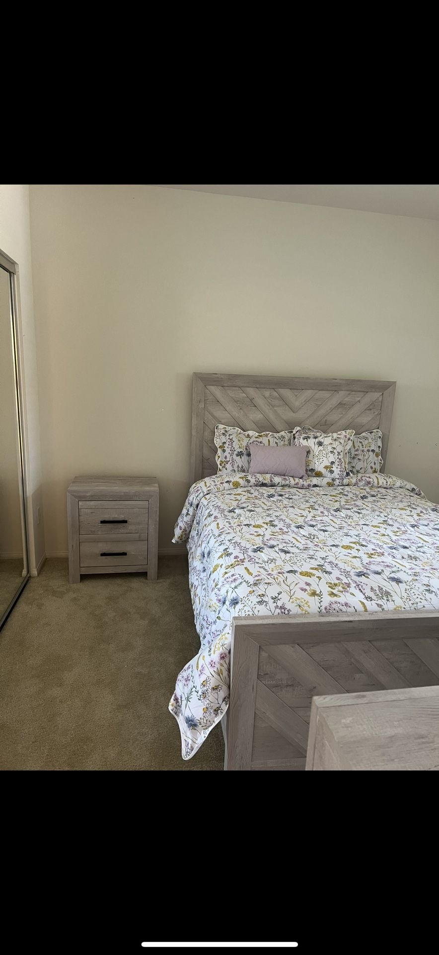 Modern queen size bedroom set in excellent condition.
