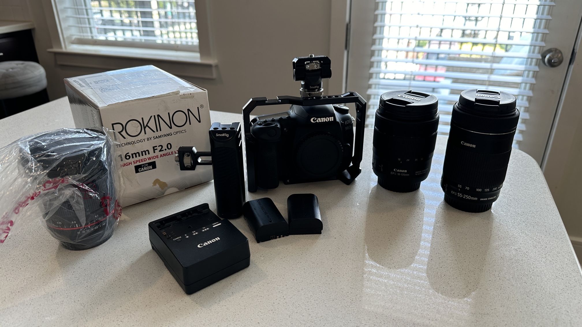 Canon 90D + Cage + 3 Lenses