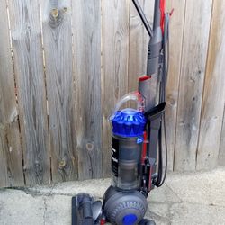 Excellent Condition Dyson Light Ball Bagless Upright Vacuum Cleaner 