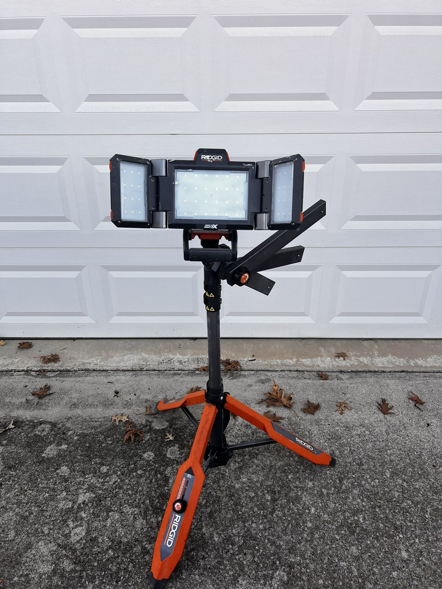 Ridgid GEN5X Tripod LED Work Light – Works Great – Some Cosmetic Wear No Battery But Plugs In
