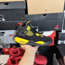 Jordan Thunder 4s size 5Y VNDS 