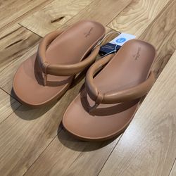 Universal Thread Ladies Tan Sandals 7.5 NWT