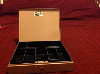 Buddy cash box with key