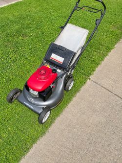 Honda HRR216 Self-Propelled Lawn Mower