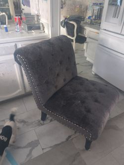 Grey tufted chaise