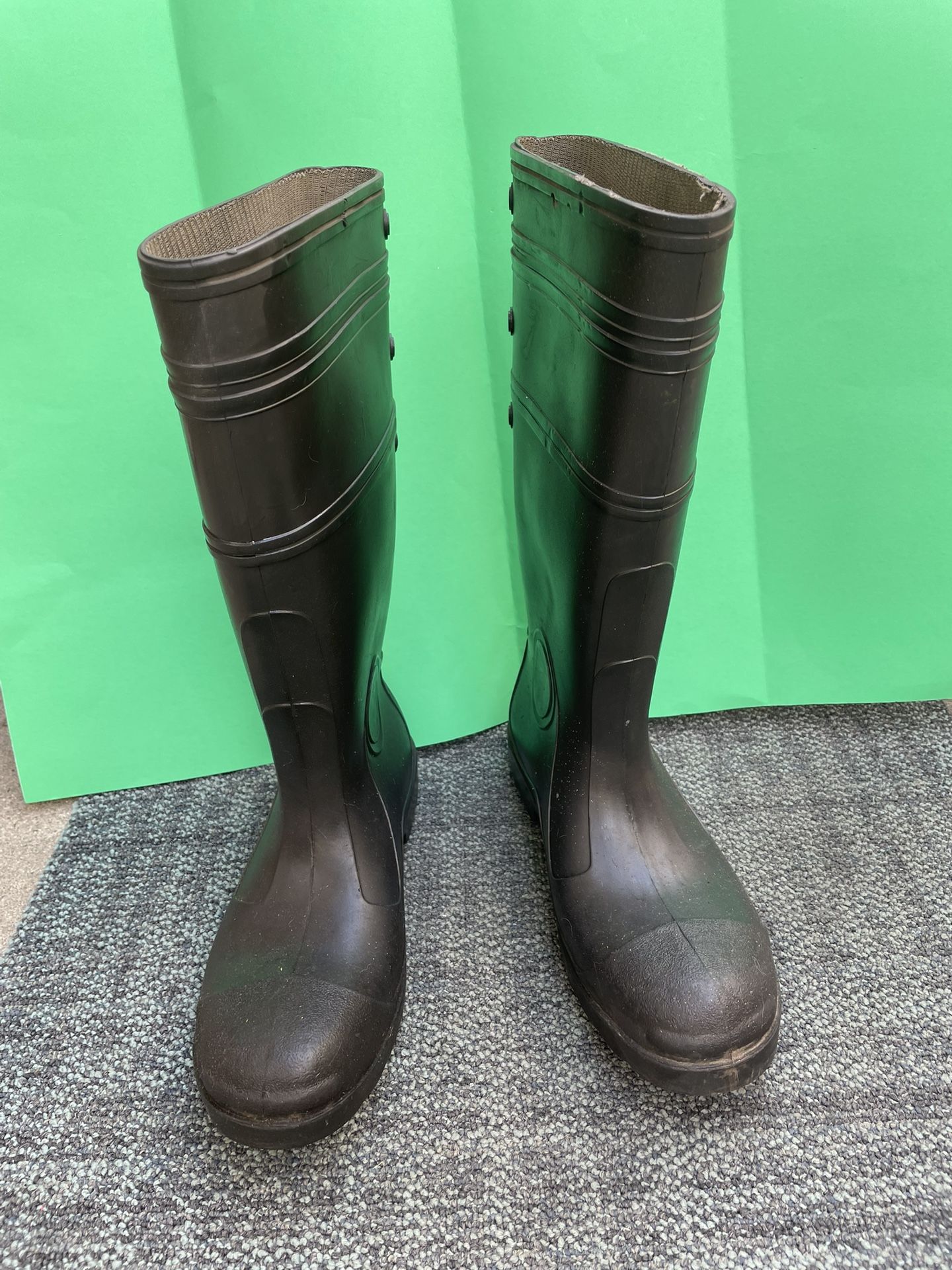 Rubber Rain/Mud boots – men’s nine, pre–owned. Please Read Description Re Bundled Pricing.