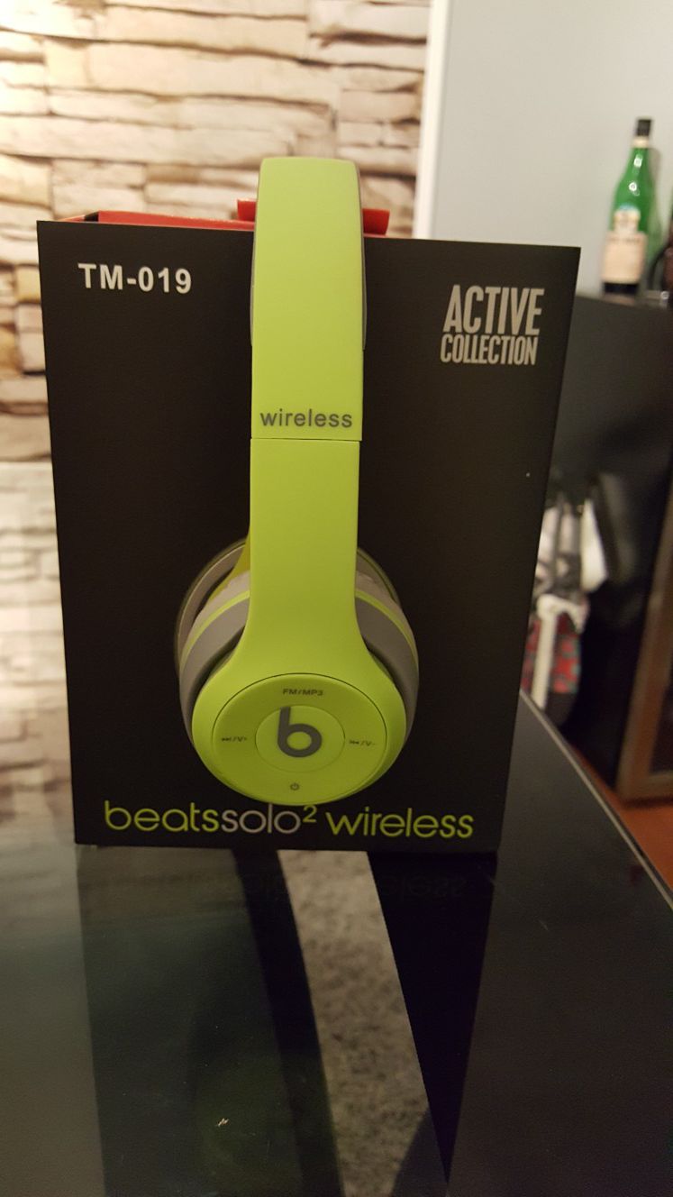 Green/gray wireless headphones