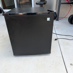Kenmore 1.7 cu. ft. Compact Refrigerator – Barely Used! 🧊