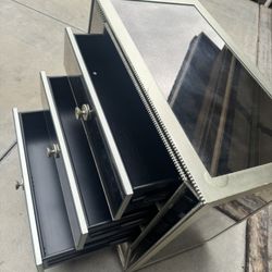Dressers &  Mirror