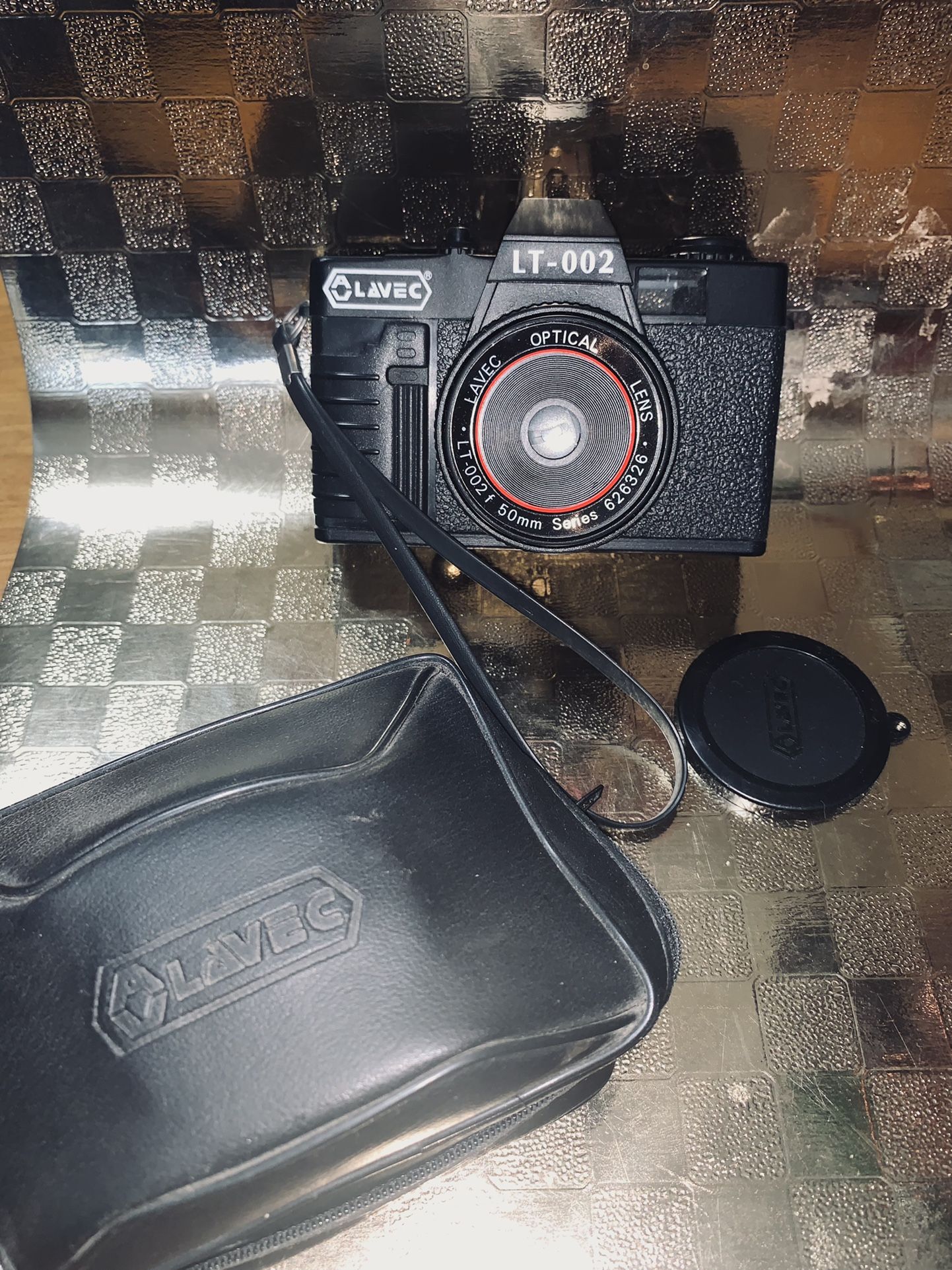 LAVEC LT-002 35mm CAMERA OPTICAL LENS 50mm SERIES 626326 WITH CASE & HAND HELD STRAP