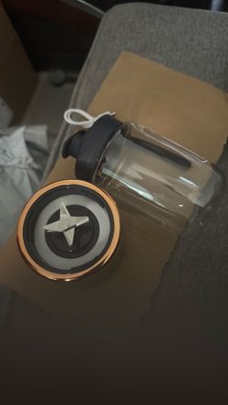 Small portable juicer with lid and charger