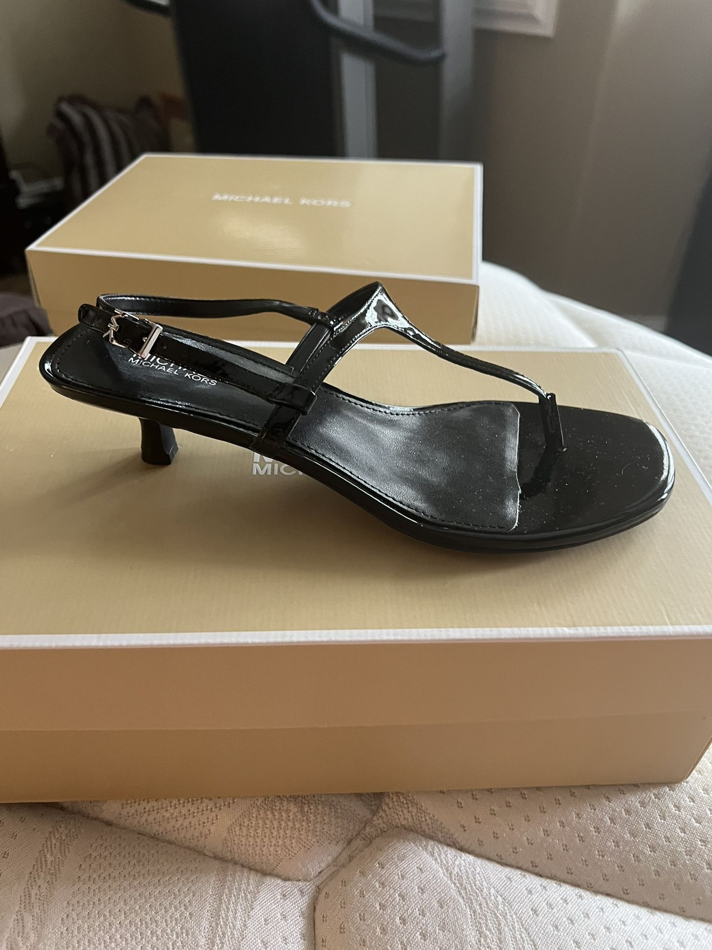 Michael Kors Tasha T Strap Patent 7.5