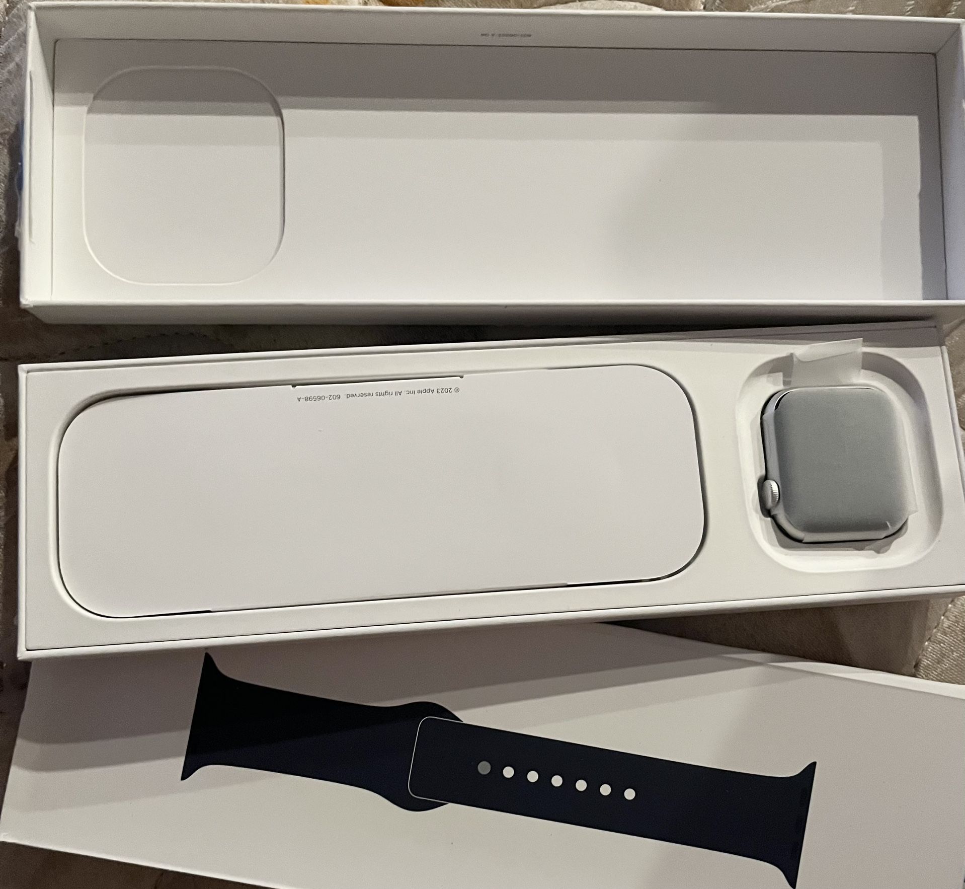 Apple Watch SE Gen 2 40mm silver with GPS Sport band included 