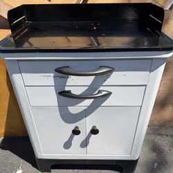 Metal storage cabinet