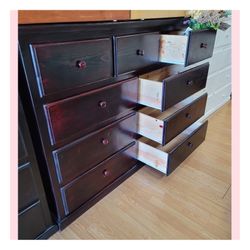 Dresser/ Nine drawers dresser