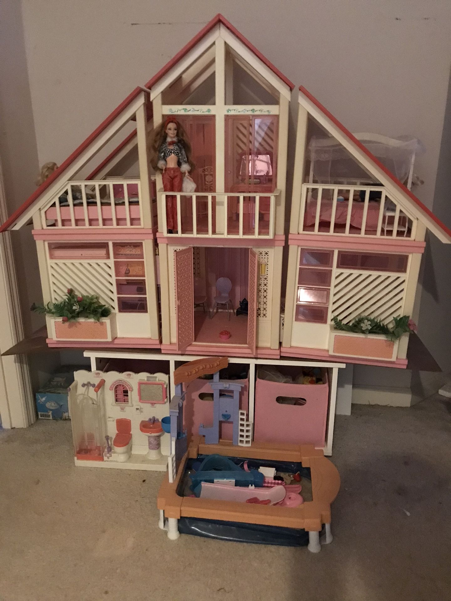 Vintage 1982 Barbie Dream House,with Furniture ,Bathroom& Pool