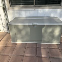 Rubbermaid Storage Bin