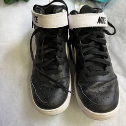 Boys Nike High top 5.5