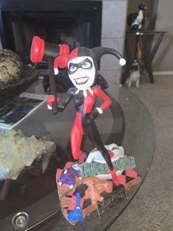 Harley Quinn statue.
