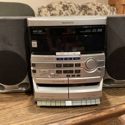 Am Fm  Radio Cassette Tape And CD Stereo system With Speakers $20