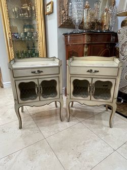 Pair of Vintage French Provincial Louis XV Cream Nightstands🌷 Made in Canada