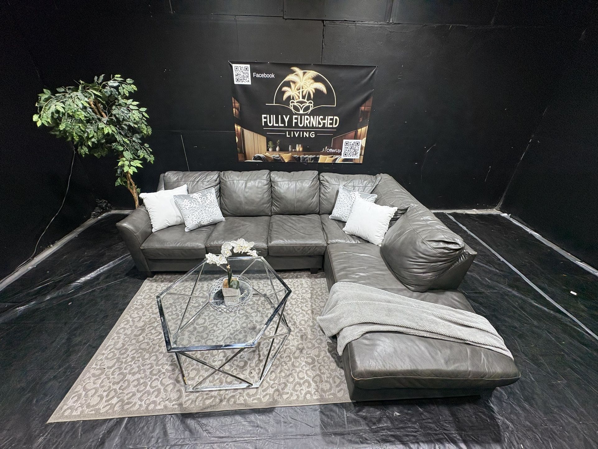 Sectional/couch/sofa, Leather, size:114x90, Delivery Available