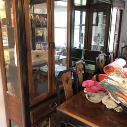 Thomasville dining room set. Table and 6 chairs