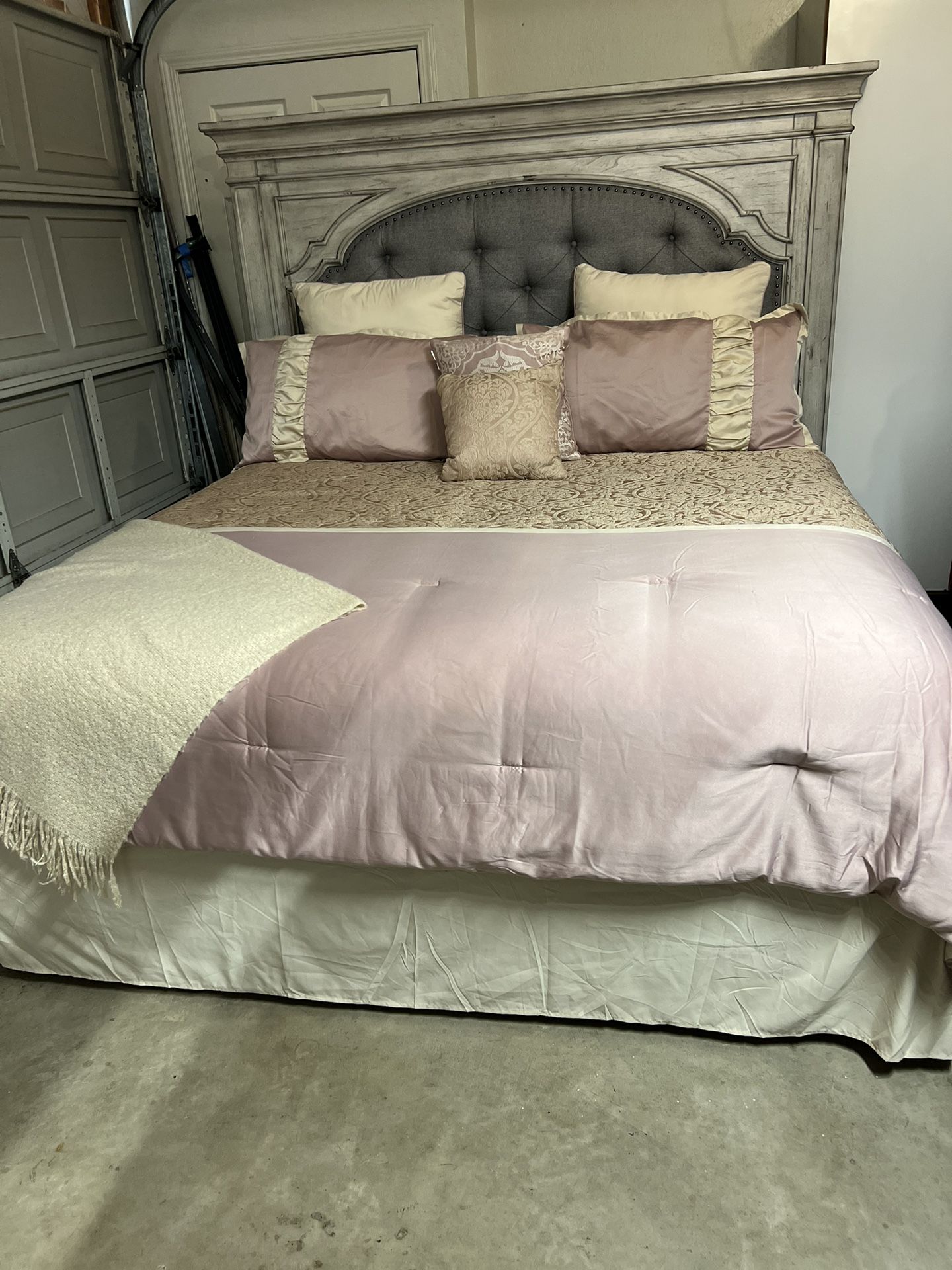 King size bed. Includes metal frame, two box springs, and a very plush and comfortable mattress. Hablo español y hago entrego
