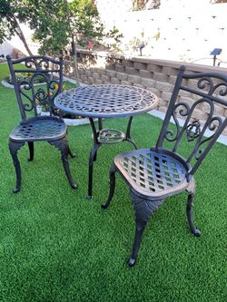Outdoor patio table and chairs cast iron like new