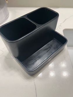 Threshold toothbrush holder