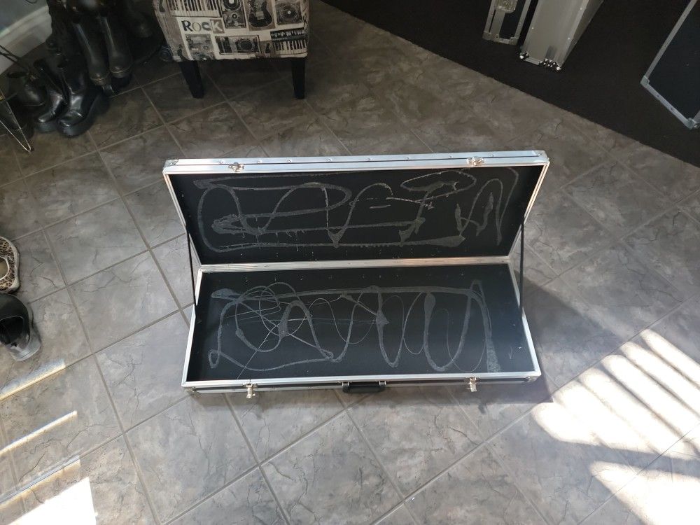 Roadie Road Case Guitar Or Keyboard,  2 Latches 1 Handle 