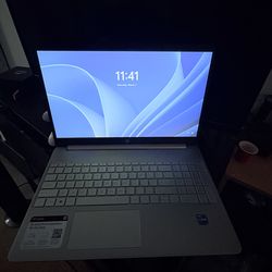Silver HP Laptop – 8GB RAM / 256GB SSD – Fast & Ready for School or Work. Works like new, no issues. Charger included.