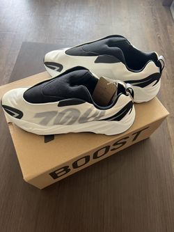 Yeezy 700 MNVN Analog Size 10.5 Brand New