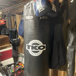 TKO Punching Bag With Everlast Gloves And Chain Hanger