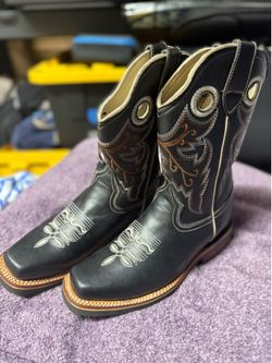 Woman’s boots new size 9