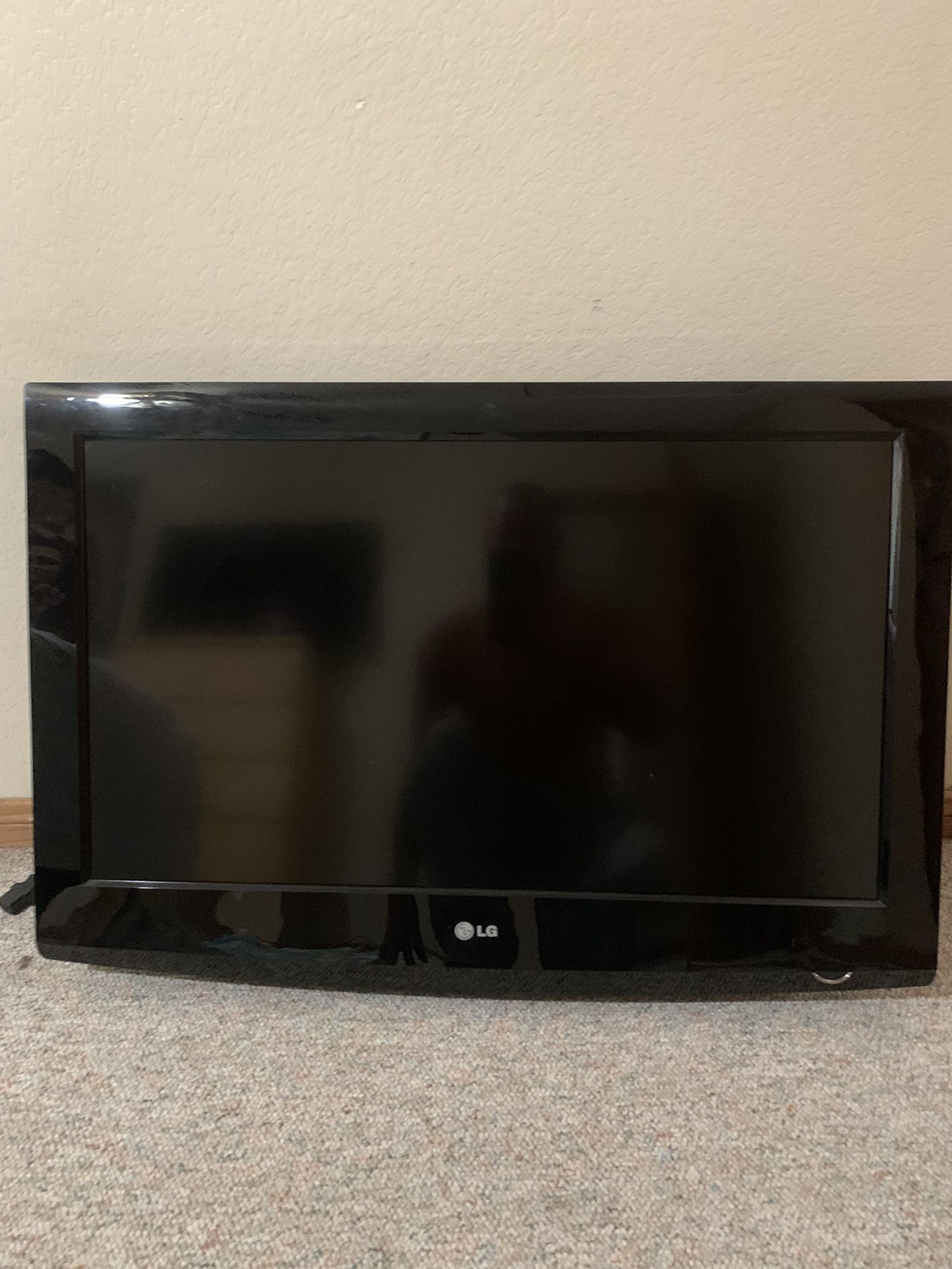 32 Inch LG TV with Wall Mount 