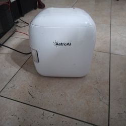 Astros Mini Fridges . 4  Liter/6 Can Ac /DC 
