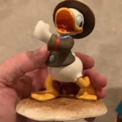 WDCC Donald Duck Happy Camper Good Scouts figurine with lapel pin MIB