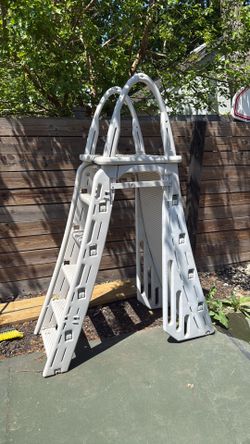 Pool ladder